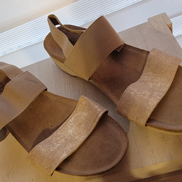 Women's Munro Sandals, Tan with Gold flakes, proper size M perfect fit shoes - Picture 10 of 13